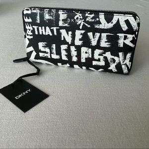DKNY Donna Karan Black White Graffiti Art Vela Large Zip Around Wallet NWT $118